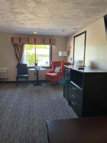 a hotel room with a desk and a chair at Cape Sands Inn in West Yarmouth