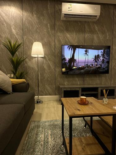 a living room with a couch and a tv at سُكْنَى خصوصية عائلية بفخامة متناهية وبدخول ذكي النفل in Riyadh