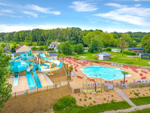 an aerial view of a water park at Camping Le Parc de Paris in Villevaudé