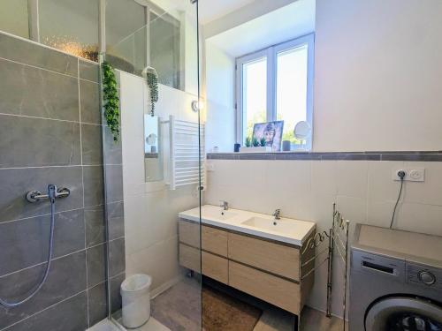 Kúpeľňa v ubytovaní Charmant Gîte en Berry avec Étang, Terrasse et Spa à Proximité - FR-1-591-407