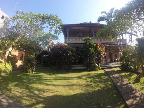 Jardín al aire libre en Sunarta House Homestay