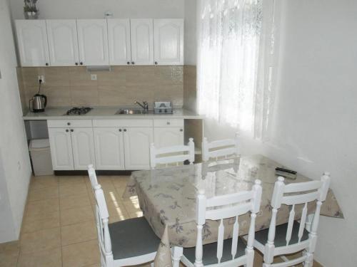 Apartments with parking space Makarska - 22168