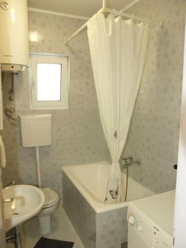 Apartments with parking space Makarska - 22168
