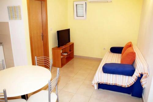 Apartments with parking space Makarska - 22168