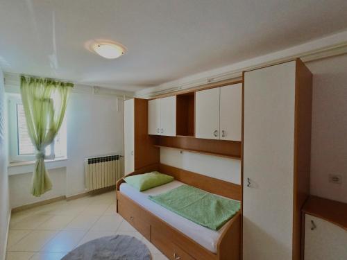 Apartments with parking space Crikvenica - 23167