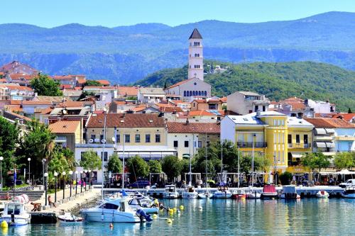 Apartments with parking space Crikvenica - 23167