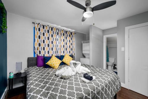 a bedroom with a bed with a ceiling fan at Central 1BR with Free Parking Near Med Center & NRG Stadium in Houston