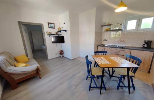 Apartments by the sea Supetarska Draga - Donja, Rab - 23377