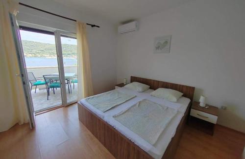 Apartments by the sea Supetarska Draga - Donja, Rab - 23377
