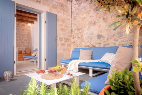 フヴァルにあるBaby Blue - ZF Hvarの青いソファとテーブル付きのパティオ