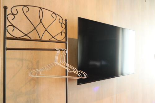 telewizor z płaskim ekranem wiszący na ścianie w obiekcie Rose hakodate w mieście Hakodate