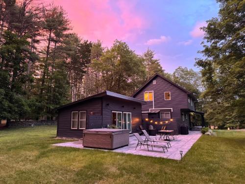 Zahrada ubytování Secluded 3BR Woodland Escape Cottage 4 min from Woodstock