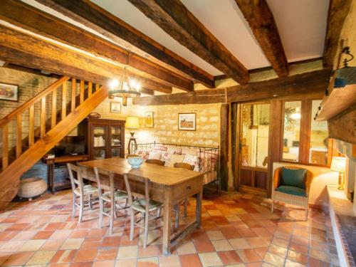une salle à manger avec une table et des chaises en bois dans l'établissement Maison de campagne familiale avec jardin, près d'Eymet et Bergerac, idéale pour pêche et détente - FR-1-616-30, à Eymet