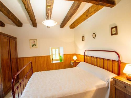 Un dormitorio con una cama en una habitación con techos de madera. en Maison familiale isolée 4 chambres à la campagne d'Eymet - FR-1-616-30, en Eymet
