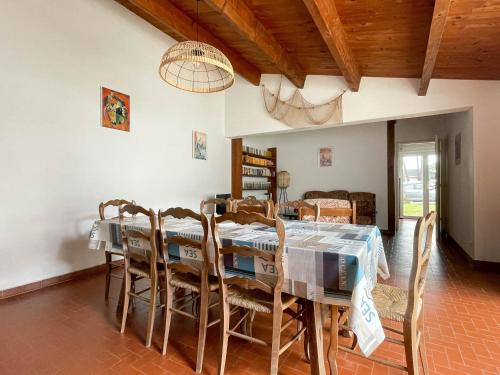 une salle à manger avec une table et des chaises dans l'établissement Villa 4 pièces à La Palmyre, proche mer et commerces, patio, barbecue, animaux admis, parking inclus - FR-1-705-40, aux Mathes