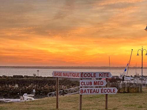 quelques panneaux devant une marina dans l'établissement Maison rénovée pour 4 pers, proche plage/la mer, WIFI, BBQ, parking, calme près pistes cyclables - FR-1-705-18, à La Palmyre