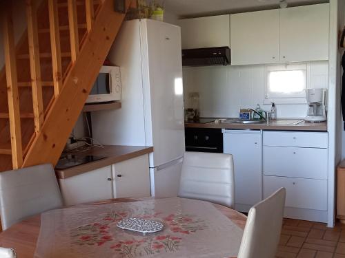 Photo de la galerie de l'établissement Maison 4 pers avec piscine à 800m de la plage - FR-1-336-134, à Saint-Vincent-sur-Jard