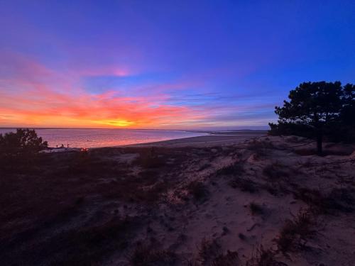 - un coucher de soleil sur la plage dans l'établissement Maison aux Mathes : Piscine, Tennis, Proche Plage et Commerces - FR-1-705-50, aux Mathes