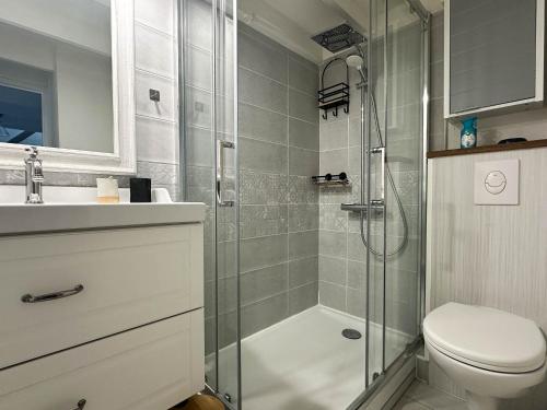 une salle de bain avec une douche, des toilettes et un lavabo dans l'établissement Maison Cosy à La Palmyre - 4 Pers, Terrasse, Wifi, Plage à 1 km - FR-1-705-62, aux Mathes