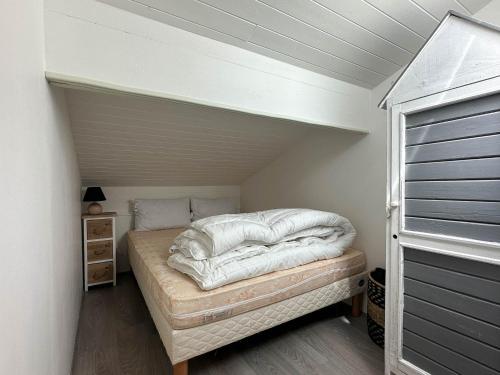 une petite chambre avec un lit dans un grenier dans l'établissement Maison Cosy à La Palmyre - 4 Pers, Terrasse, Wifi, Plage à 1 km - FR-1-705-62, aux Mathes