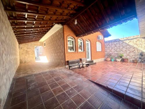 an empty patio with a bench in a building at Casa em Limeira à 1,7km da Unicamp in Limeira