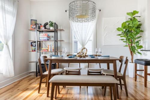 Φωτογραφία από το άλμπουμ του Home with Private Backyard 3 mins to Downtown Raleigh! σε Ράλεϊ