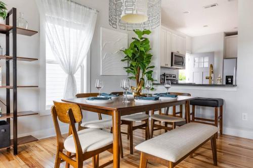 Η κουζίνα ή μικρή κουζίνα στο Home with Private Backyard 3 mins to Downtown Raleigh!