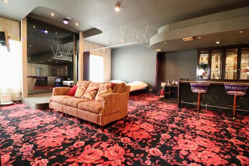 ein Wohnzimmer mit Sofa und Bett in der Unterkunft Rose hakodate in Hakodate