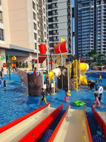 a group of children playing in a water park at BotakCuteHomestayBaliResidence in Melaka