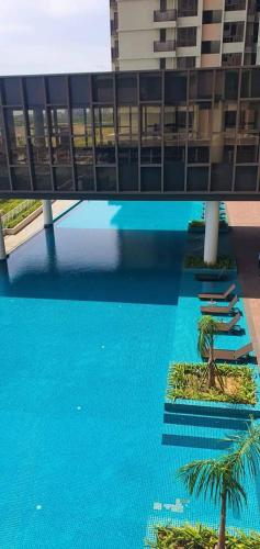 an overhead view of a swimming pool with a building at BotakCuteHomestayBaliResidence in Melaka