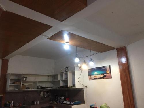 エルニドにあるDishan Homestay El Nidoの天井のキッチン(2つの照明付)