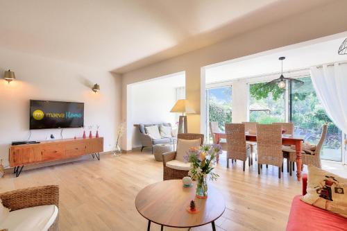 Photo de la galerie de l'établissement Les Villas aux Restanques du Golfe de St Tropez - maeva Home - Villa duplex 3 pièces 6 personnes vue sur le lac au calme - Prestige - super Home MAE-4892, à Grimaud