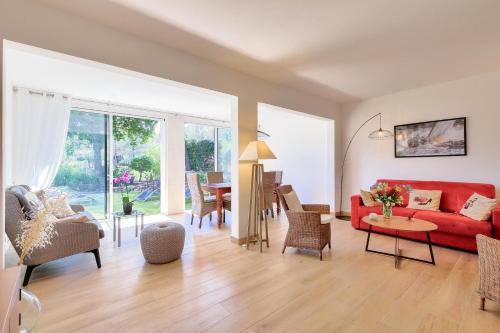 Photo de la galerie de l'établissement Les Villas aux Restanques du Golfe de St Tropez - maeva Home - Villa duplex 3 pièces 6 personnes vue sur le lac au calme - Prestige - super Home MAE-4892, à Grimaud