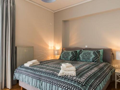 una camera da letto con un letto con asciugamani sopra di FIL27 Comfortable holiday residence a Kalamáta