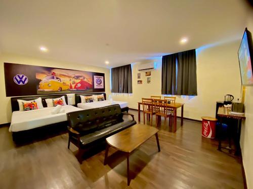 a living room with a couch and a table at RNK BoutiQue HOTEL in Jitra