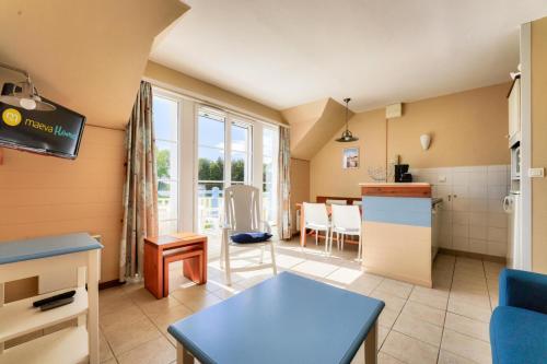 Il comprend une cuisine et un salon avec une table. dans l'établissement Résidence Belle Dune - maeva Home - Appartement 2 pièces 4 personnes - Sélection MAE-3751, à Fort-Mahon-Plage