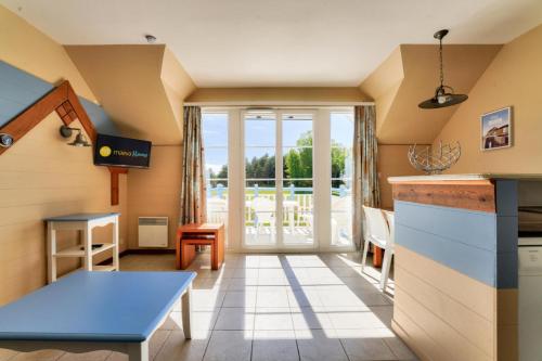 eine Küche mit Tisch und Arbeitsplatte in der Unterkunft Résidence Belle Dune - maeva Home - Appartement 2 pièces 4 personnes - Sélection MAE-3751 in Fort-Mahon-Plage