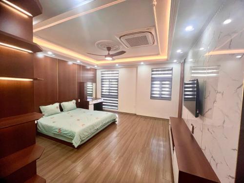 a bedroom with a bed and a ceiling fan at HPT Home I Hoàng Huy Riverside Apartment-Homestay Hải Phòng in Hai Phong