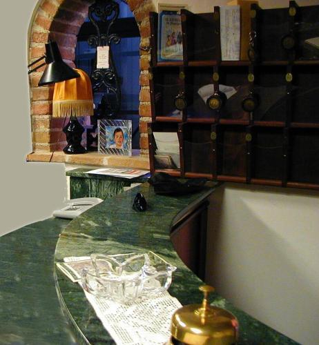 a counter in a room with a green counter top at Albergo Imperiale in Livorno