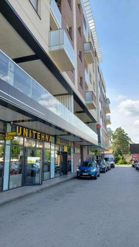 ModričaにあるSMART LUX Apartmentの建物の前に車が駐車されている