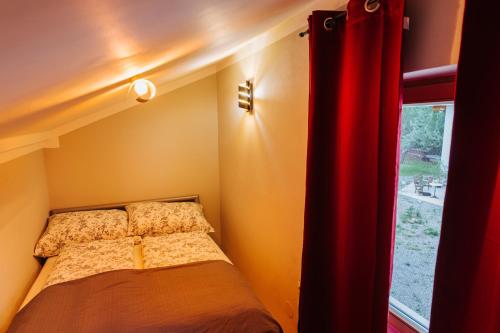 a small bedroom with a bed and a window at Rezi Pava in Pava