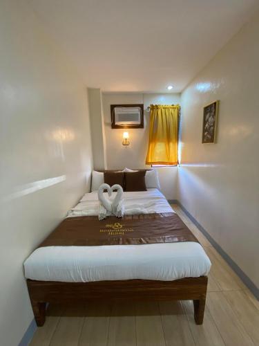 a bedroom with two white swans on a bed at BELLADAMA HOTEL in San Carlos