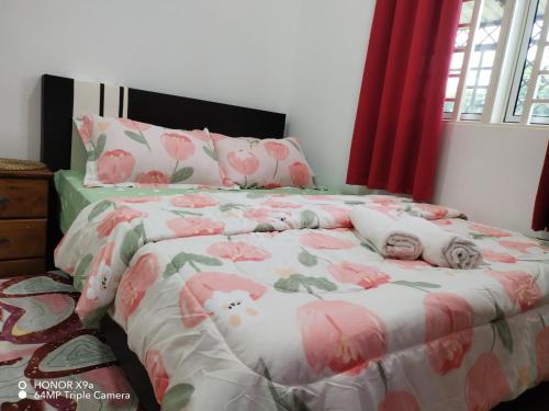 Postel nebo postele na pokoji v ubytování Z&S Gerik Hillview Homestay