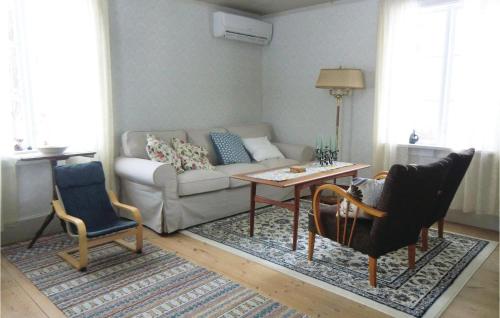 un soggiorno con un divano, un tavolo e delle sedie di Three-Bedroom Holiday Home In Sodra Vi a Södra Vi