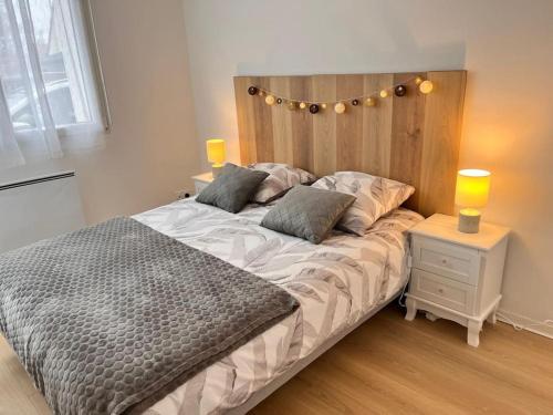 ロンゴーにあるL' authentique Clémentのベッドルーム1室(ランプ2つ付)