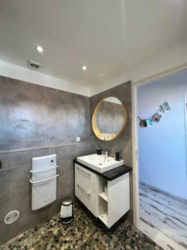 a bathroom with a sink and a mirror at Appartement cosy Le Bohème, à 300m des plages LOCAMARGUE in Saintes-Maries-de-la-Mer