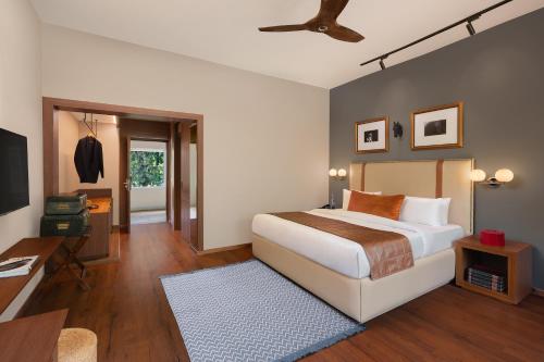 Postel nebo postele na pokoji v ubytování Modi Estate, Meerut - AM Hotel Kollection