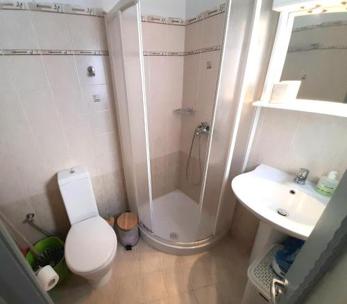 une salle de bains avec douche, toilettes et lavabo dans l'établissement Louisa's Home, à Ermoúpoli
