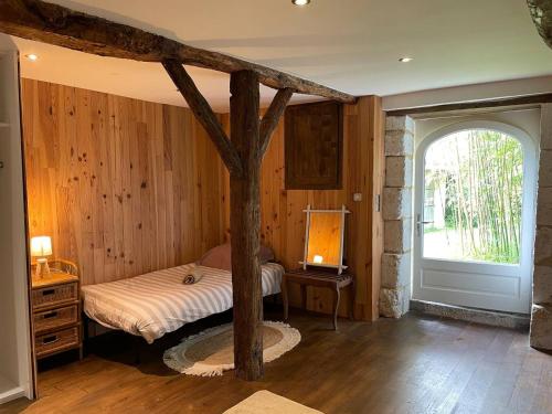 - une chambre avec un lit et un arbre dans l'établissement Maison superbe sur 2 étages avec piscine, à Celles