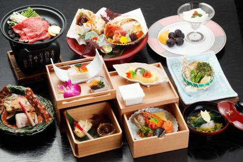 una tabella ricoperta con diversi tipi di alimenti in scatole di Ryokan Miyoshi a Nagoya